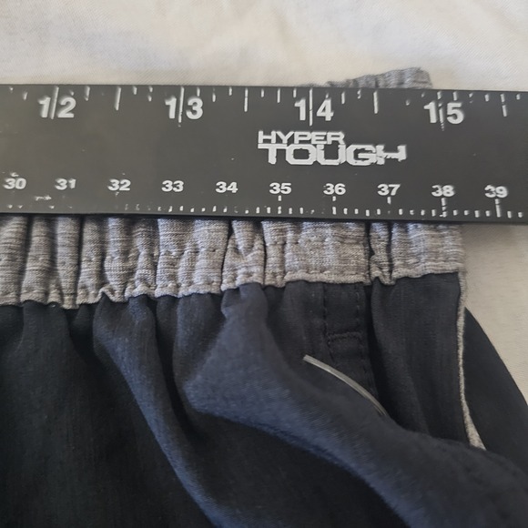 Vuori Banks Shorts Mens  L/ XL Black Gray 8" Inseam Performance Train Running - Picture 4 of 6